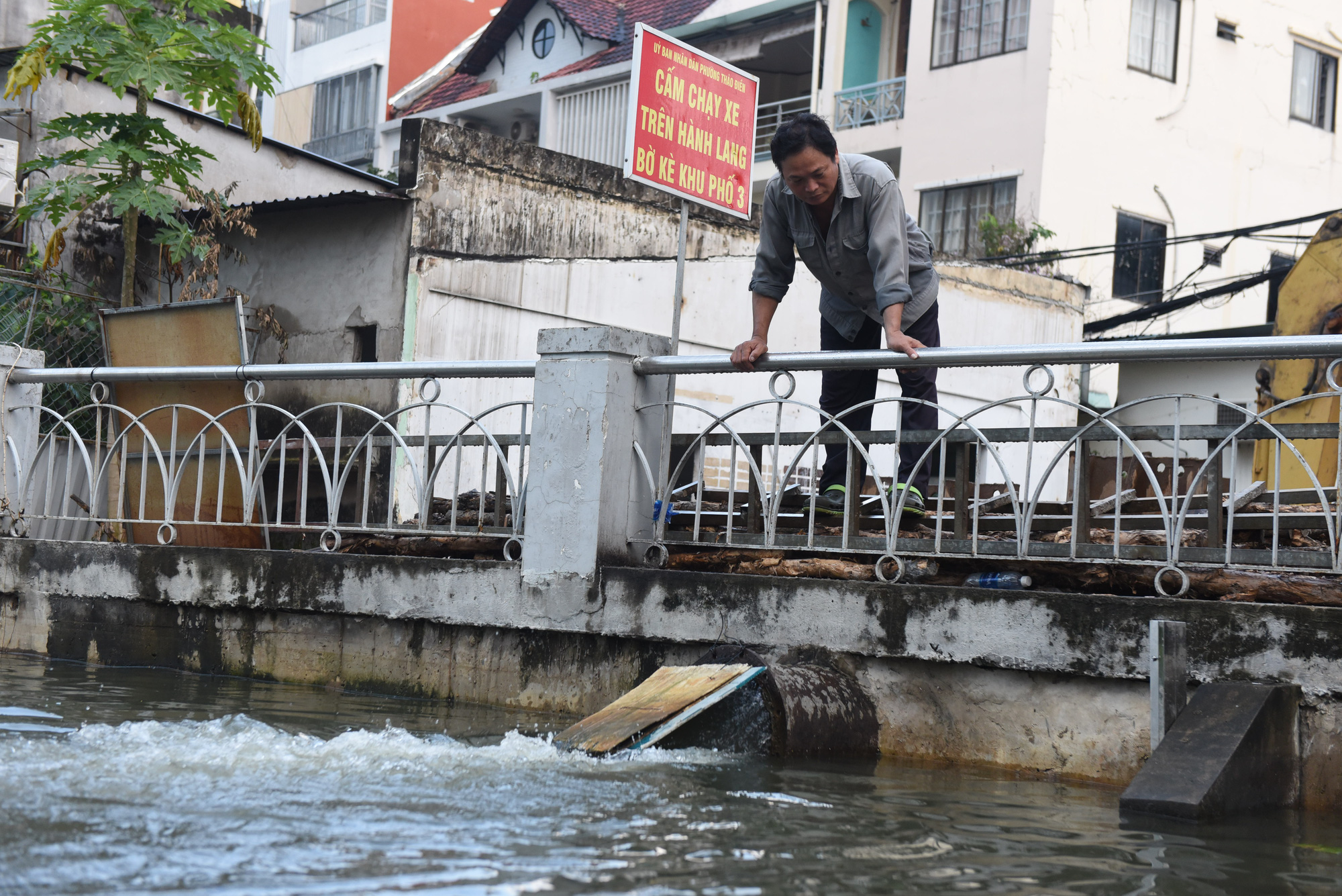 Water is pumped back into the river in District 2, Ho Chi Minh City, November 16, 2020. Photo: Duyen Phan / Tuoi Tre
