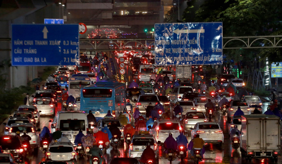 Busy traffic is seen in Hanoi’s Nguyen Trai – Khuat Duy Tien Junction. Photo: Chi Tue / Tuoi Tre