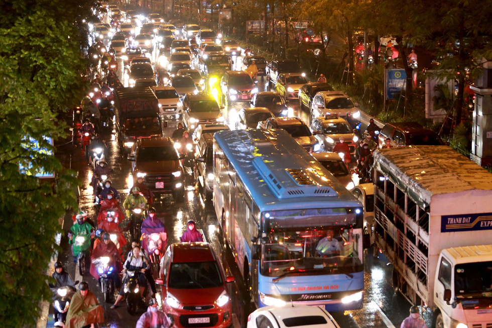 Long queue of traffic is seen near the entrance of Hanoi’s Kim Lien Tunnel. Photo: Chi Tue / Tuoi Tre