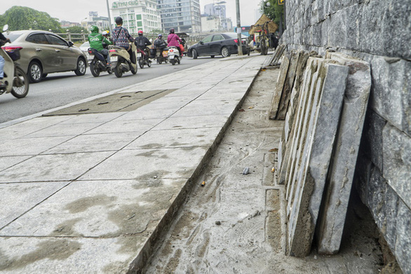 Stone tiles are dislodged after installation on Tran Duy Hung Street in Hanoi. Photo: Pham Tuan / Tuoi Tre