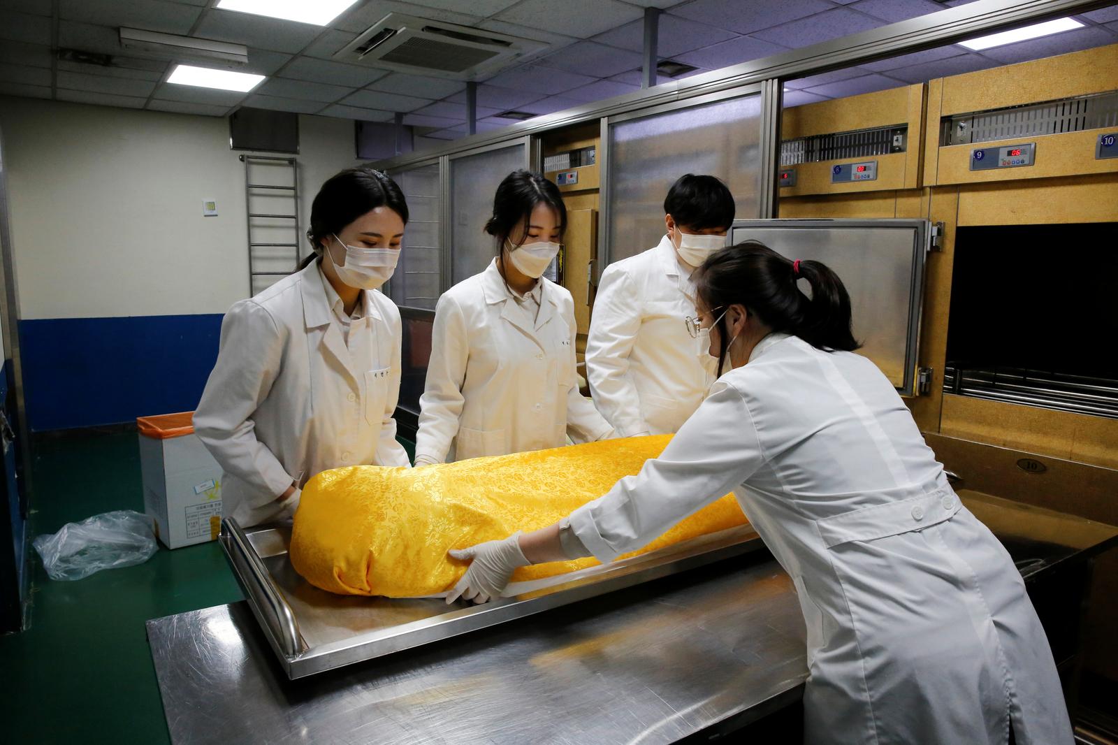 Park Bo-ram, a funeral director, moves the body of a deceased at a funeral home in a medical center in Seoul, South Korea, November 4, 2020. Photo: Reuters