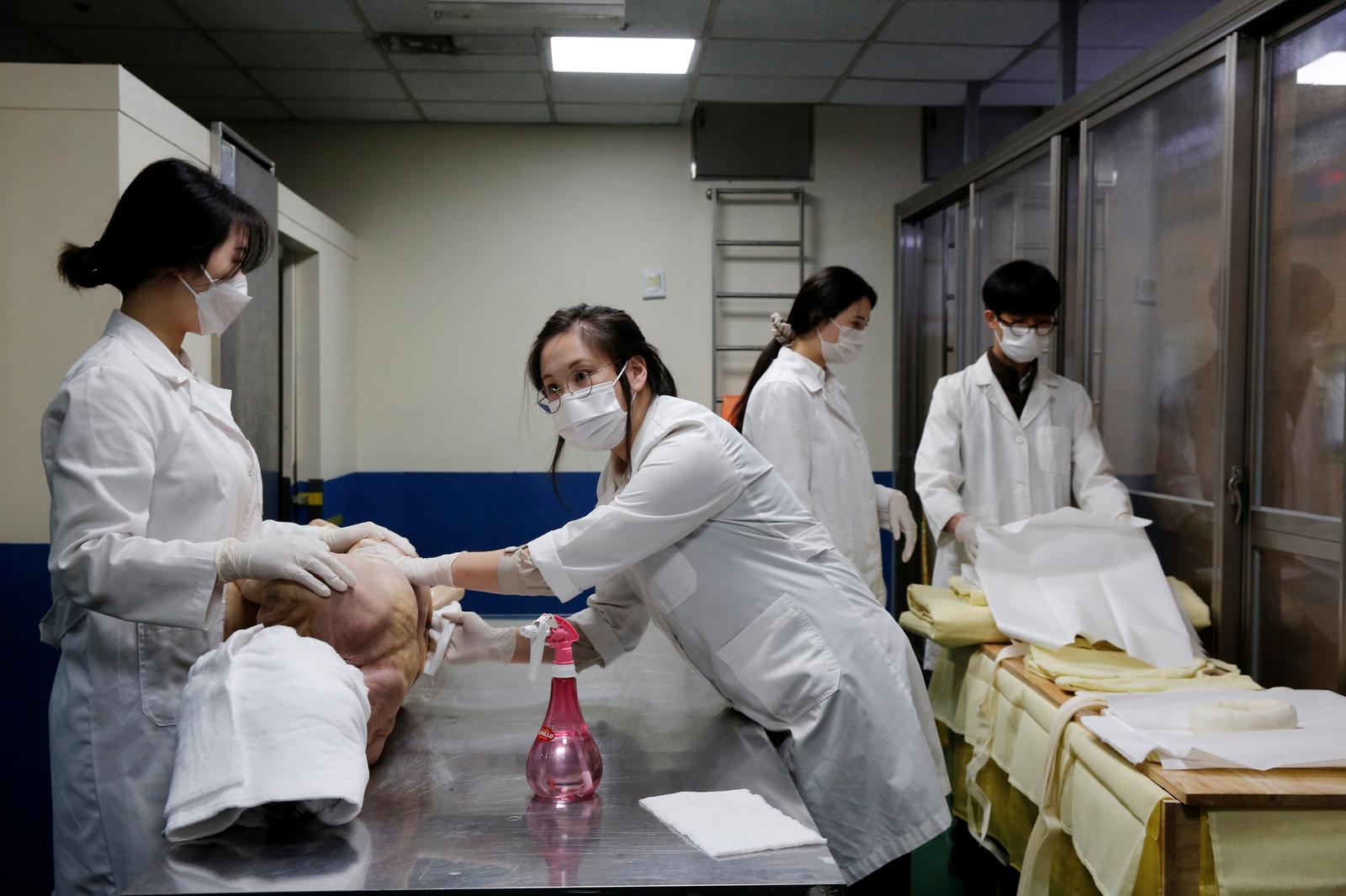 Park Bo-ram, a funeral director, cleans the body of a deceased at a funeral home in a medical center in Seoul, South Korea, November 4, 2020. Photo: Reuters