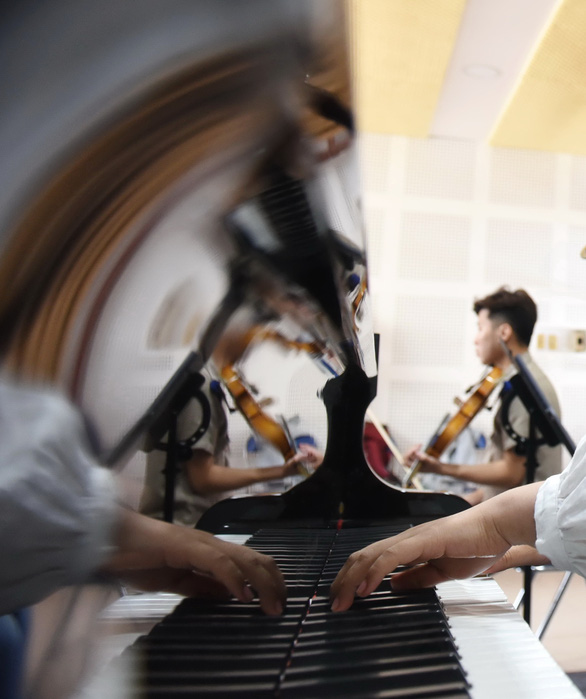 Anh Thu plays the piano. Photo: Tuoi Tre