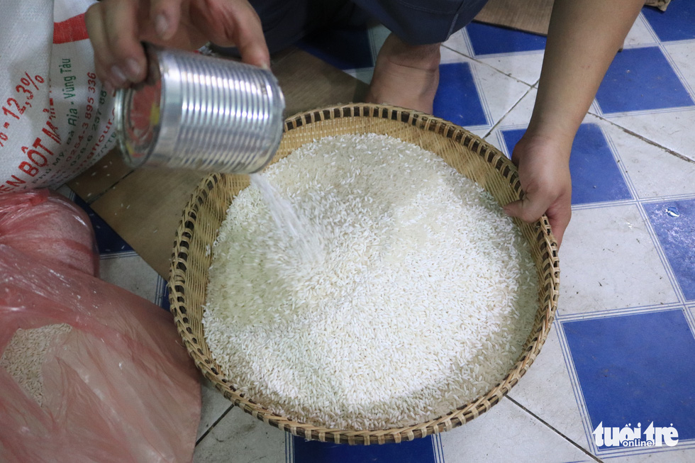 Thirteen cans of rice, each able to hold 250 grams, and two cans of glutinous rice, are prepared for each large pot to make sure the porridge comes out tasty and nutritious