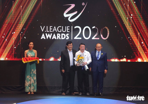 Coach Truong Viet Hoang of new champions Viettel FC receives the Best Manager award at the at the V-League Awards 2020 in Hanoi, November 20, 2020. Photo: Nam Khanh / Tuoi Tre