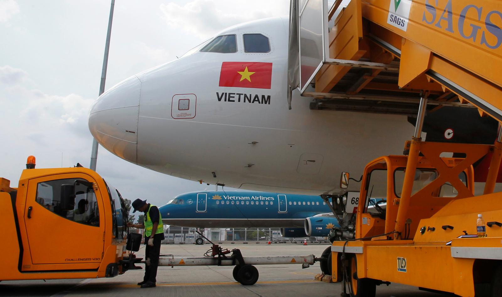 Vietnam to extend jet fuel tax cut to help its airlines