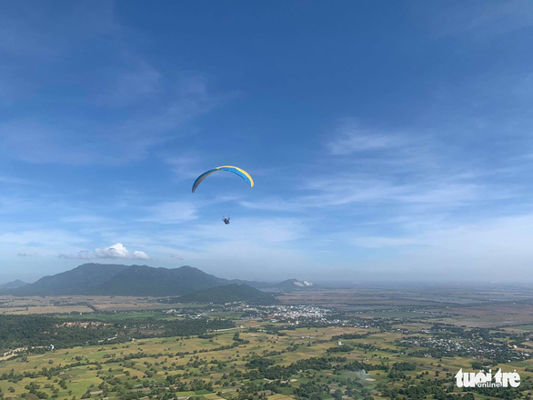 A pilot participates in a paragliding contest at Tri Ton District in the southern province of An Giang on November 28, 2020. Photo: Buu Dau/ Tuoi Tre