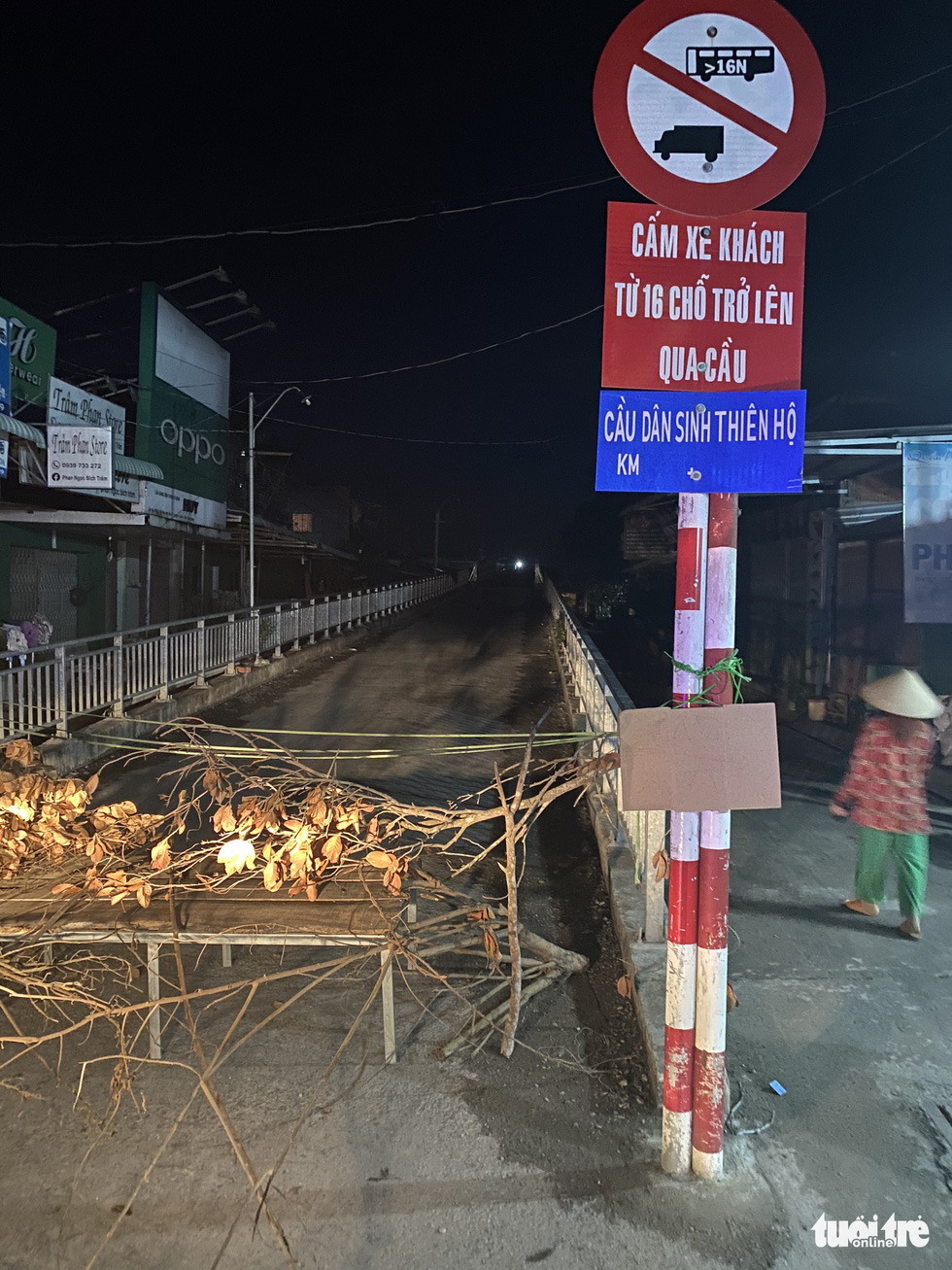 A traffic sign banning truck and passenger bus with over 16 seats is seen at the beginning of Thien Ho Bridge in Cai Be District, Tien Giang Province, November 30, 2020. Photo: Hoai Thuong / Tuoi Tre