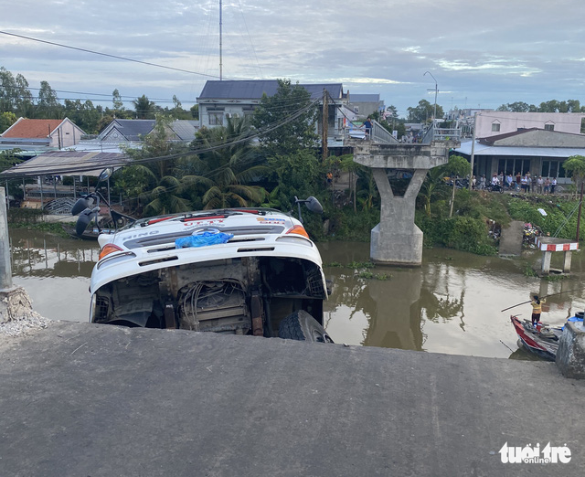 A truck is dangling from the remaining part of the Thien Ho Bridge after it collapsed due to the overweight truck in Cai Be District, Tien Giang Province, November 30, 2020. Photo: Hoai Thuong / Tuoi Tre