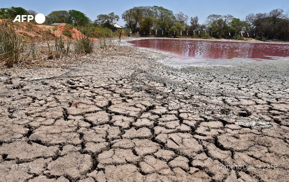 The drought affecting the Cerro Lake, allegedly polluted by chemical disposals from a tannery located on its banks, is visible on October 19, 2020, in Limpio, 25 km northeast of Asuncion, Paraguay.  Photo: AFP