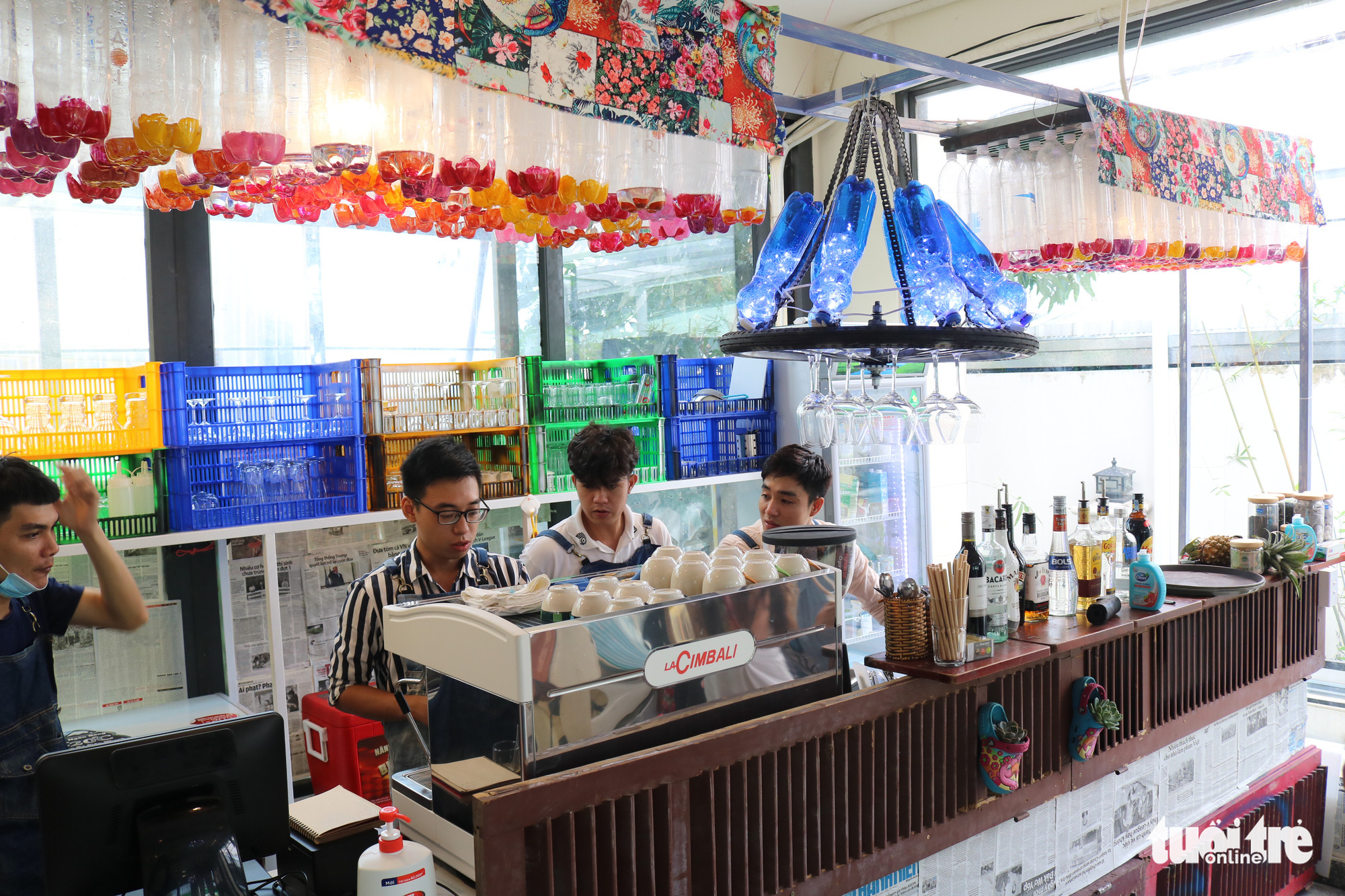 The coffee shop is decorated with old plastic bottles. Photo: Hoang An / Tuoi Tre