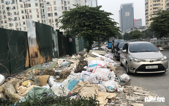 Mac Thai To Street in Cau Giay District is strewn with trash.