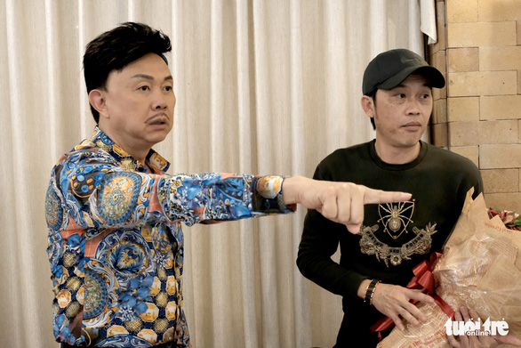 Vietnamese comedians Chi Tai (left) and Hoai Linh. Photo: Gia Tien / Tuoi Tre
