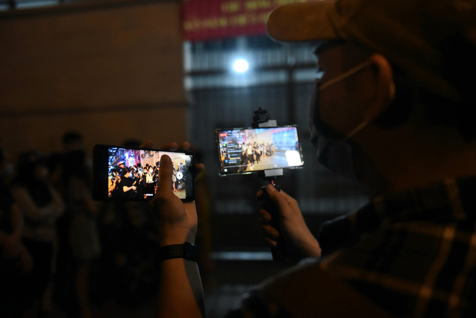 People record live videos at the mortuary where comedian Chi Tai’s body was temporarily situated in Ho Chi Minh City on December 9, 2020. Photo: Duyen Phan/ Tuoi Tre