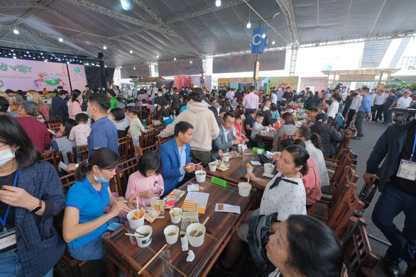 Pho lovers enjoy pho at the grand celebration day of the ‘Day of Pho’ 2020 event at AEON Mall Ha Dong in Hanoi, December 12, 2020. Photo: Nam Khanh / Tuoi Tre