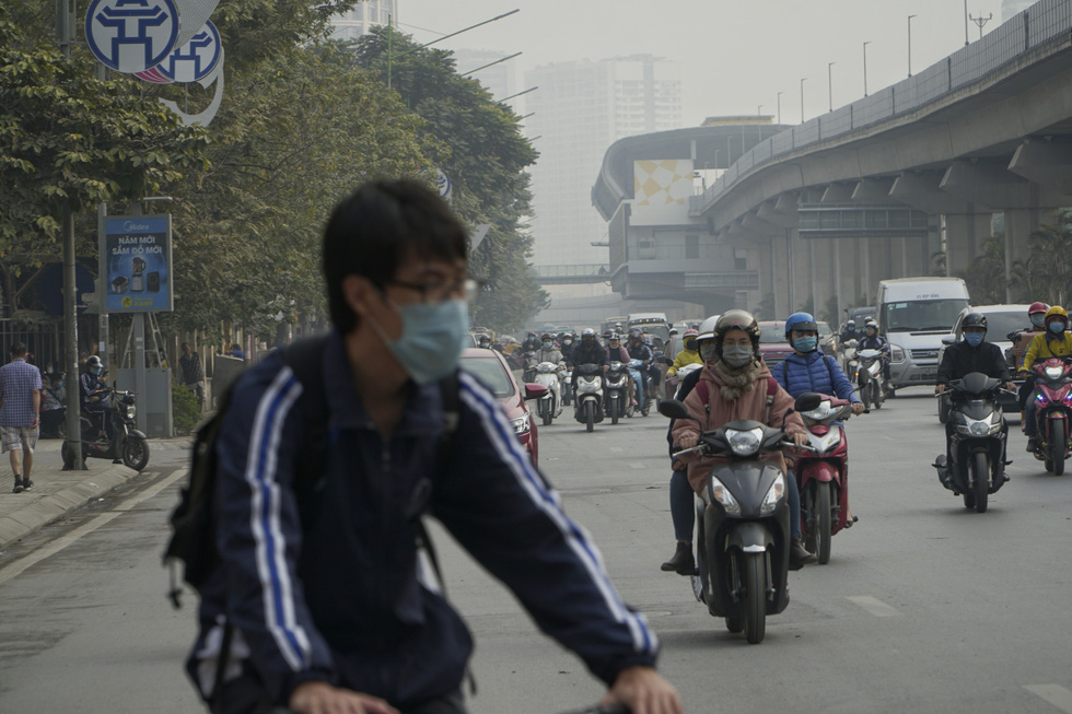Commuters are seen donning face masks in this photo taken in Hanoi. Photo: Pham Tuan / Tuoi Tre