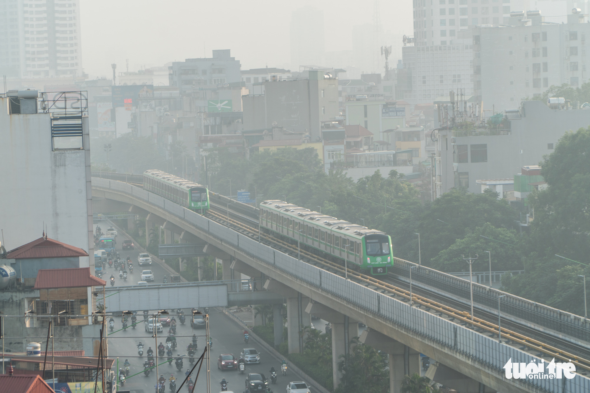 The test run of the Cat Linh-Ha Dong urban railway line begins in Hanoi, December 12, 2020. Photo: Pham Tuan / Tuoi Tre