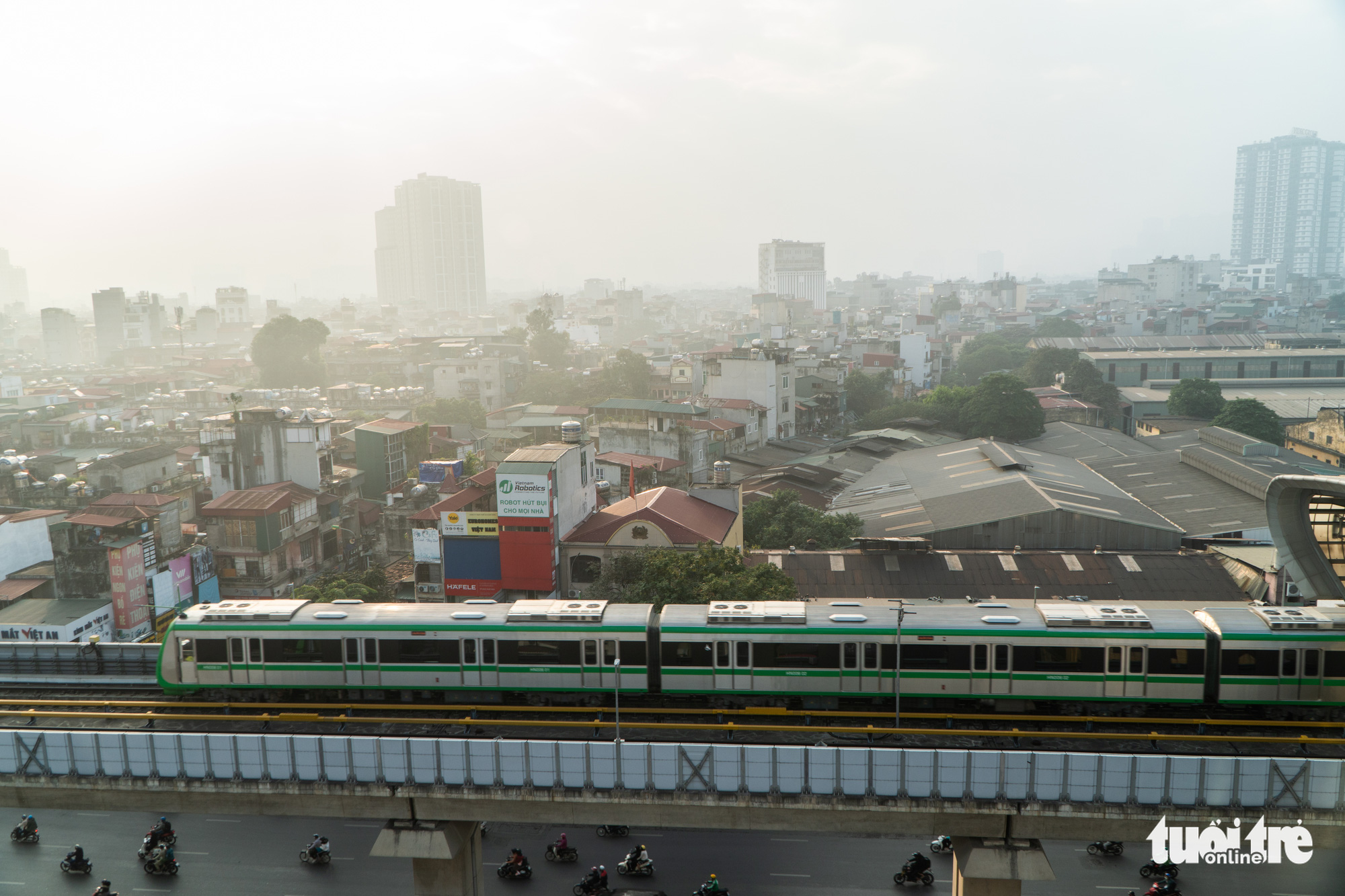 A train runs on the Cat Linh-Ha Dong urban railway line in Hanoi, December 12, 2020. Photo: Pham Tuan / Tuoi Tre