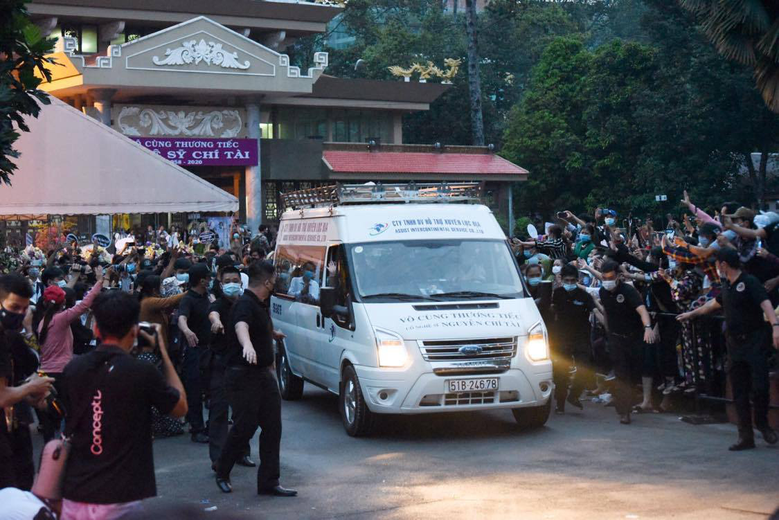 Chi Tai’s body is transported from the funeral home to Tan Son Nhat International Airport in Ho Chi Minh City, December 12, 2020. Photo: Duyen Phan / Tuoi Tre