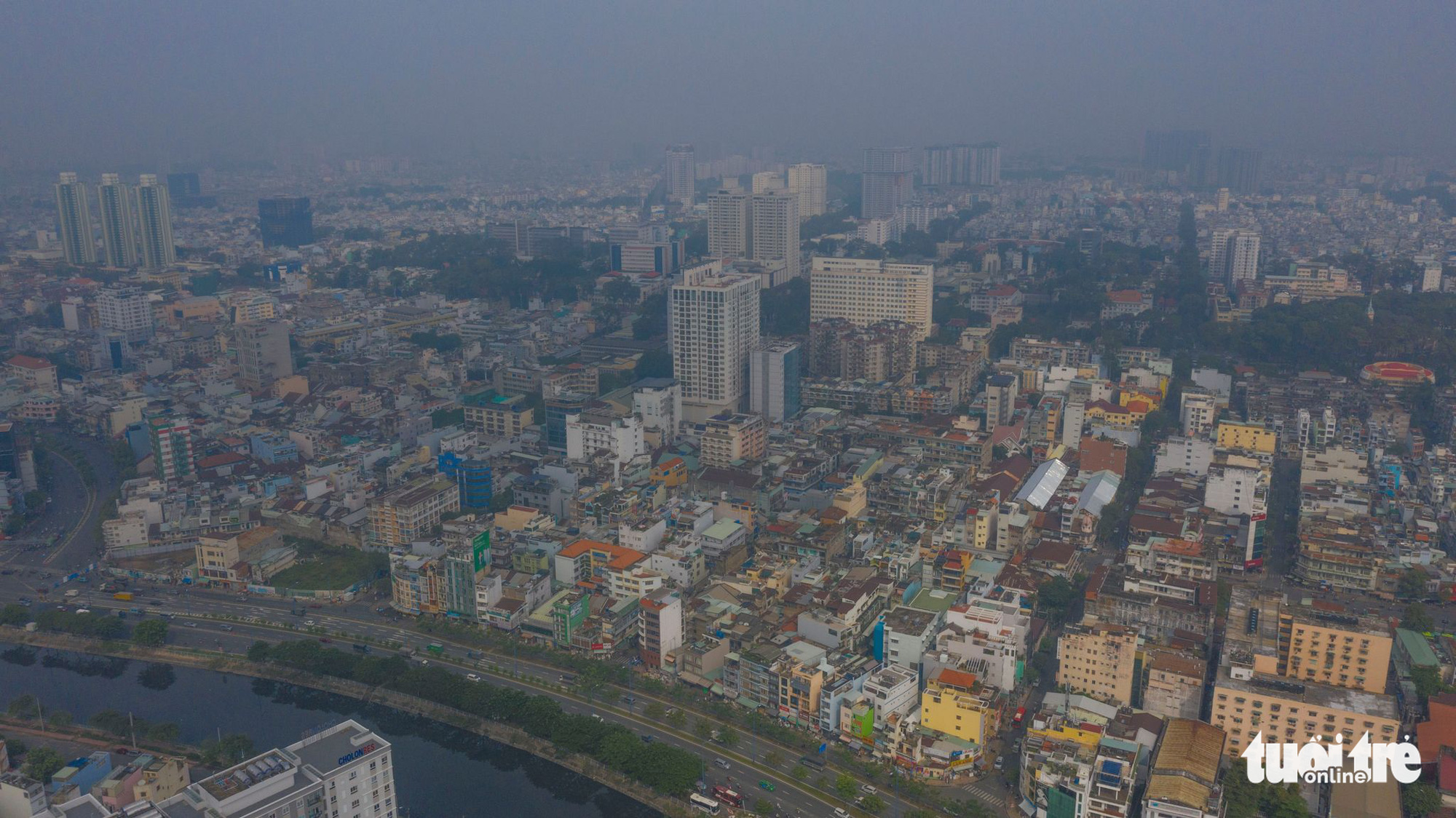 Ho Chi Minh City is covered with smog on December 12, 2020. Photo: Quang Dinh / Tuoi Tre