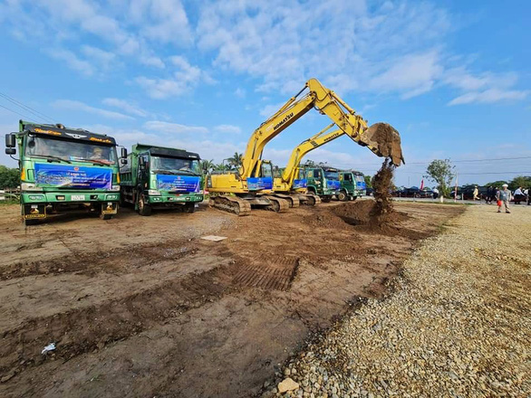 Machinery is used in a sod-turning ceremony to start the construction of Lien Ha Thai Industrial Park in Thai Binh Province, northern Vietnam, December 13, 2020 Photo: Khanh Linh / Tuoi Tre