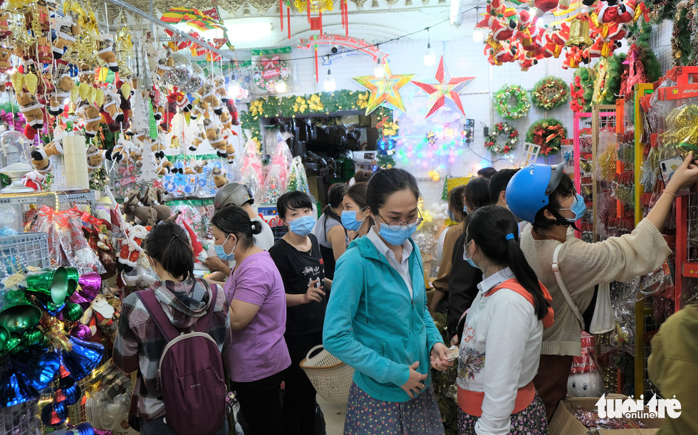 Ho Chi Minh City residents buy Christmas ornaments in a shop on Hai Thuong Lan Ong Street in District 5. Photo: Nhu Y / Tuoi Tre