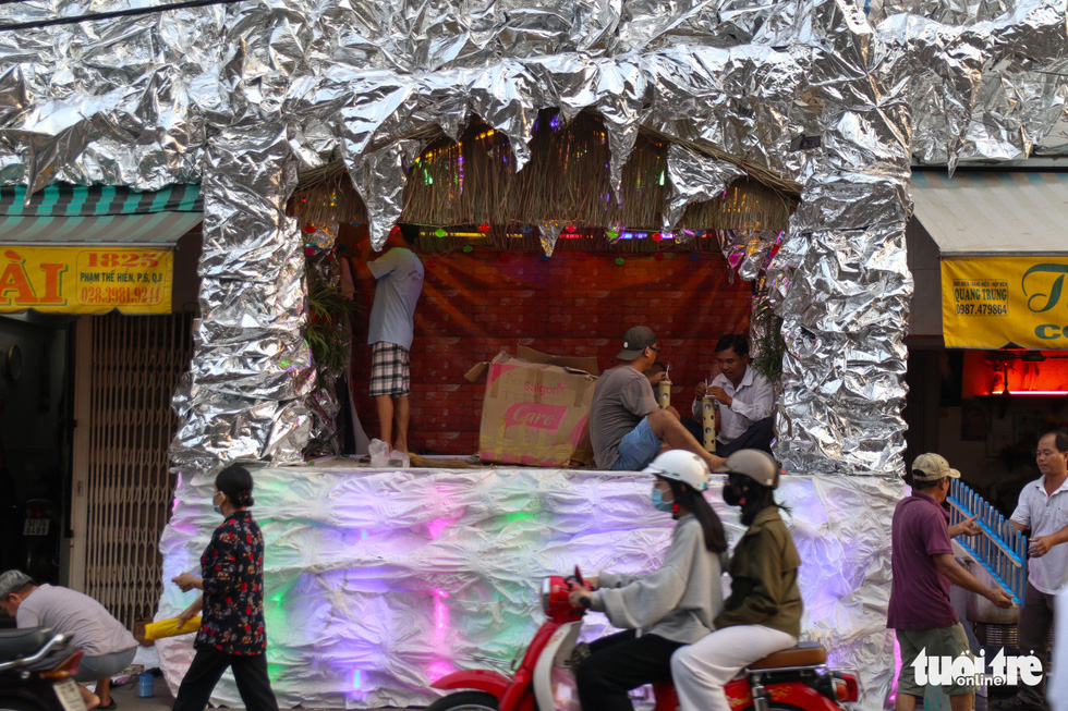 Residents of Pham The Hien Street in Ho Chi Minh City set up a model of a Christmas cave. Photo: Huu Huong / Tuoi Tre