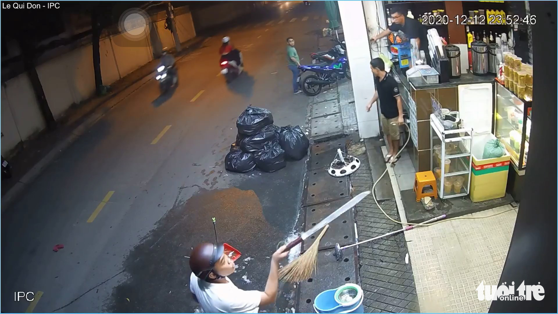 Man threatens bystanders with machete after brutally beating woman in Ho Chi Minh City