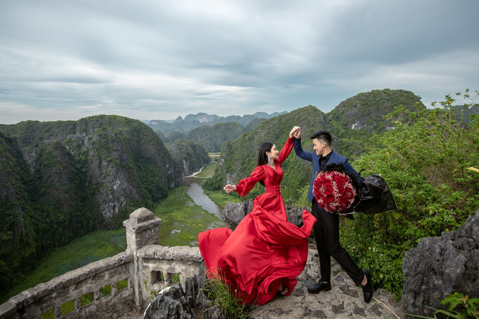 Newlyweds Hoang Anh and Quynh Hoa are seen in their pre-wedding photo taken at Mua Cave in Ninh Binh Province.