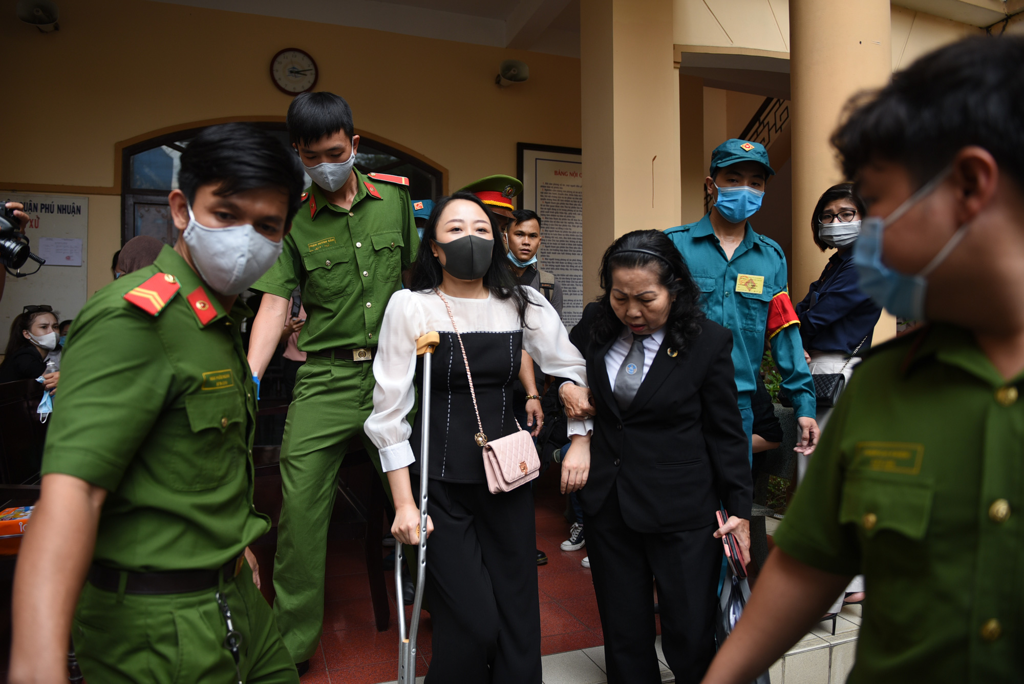 Nguyen Thi Bich Huong leaves the People’s Court in Phu Nhuan District, Ho Chi Minh City, December 16, 2020. Photo: Ngoc Phuong / Tuoi Tre
