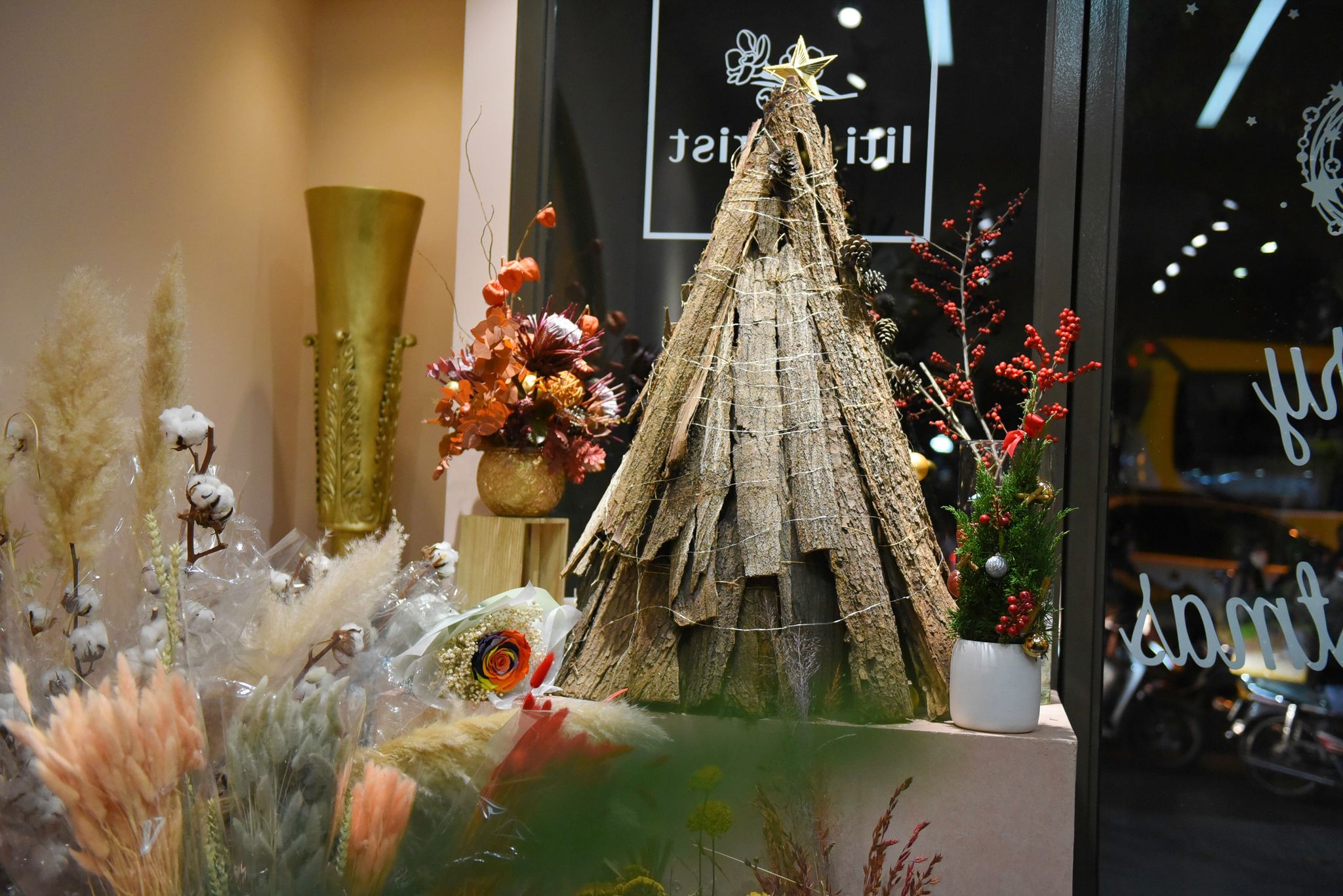 A Christmas tree made from tree bark is sold at VND5 million ($216) at a shop in Ho Chi Minh City’s District 3. Photo: Ngoc Phuong/ Tuoi Tre News