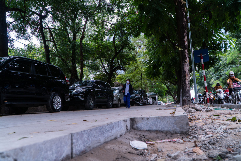 Cars are seen lined up on the newly installed natural stone paving on Huynh Thuc Khang Street of Hanoi. Photo: Pham Tuan / Tuoi Tre