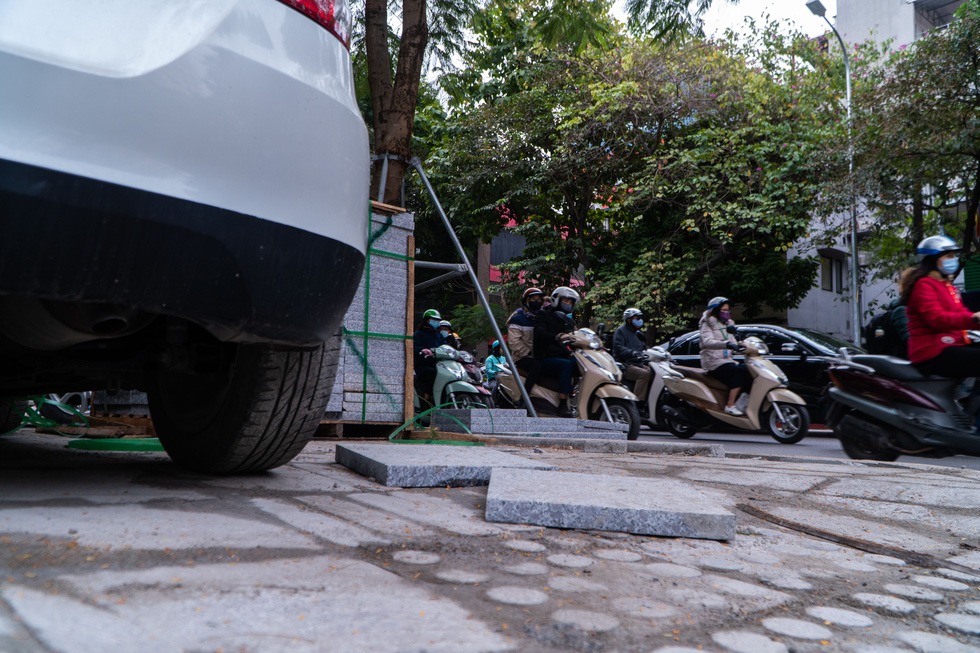 Slabs of natural stone are stacked on the sidewalk of Huynh Thuc Khang Street in Hanoi. Photo: Pham Tuan / Tuoi Tre