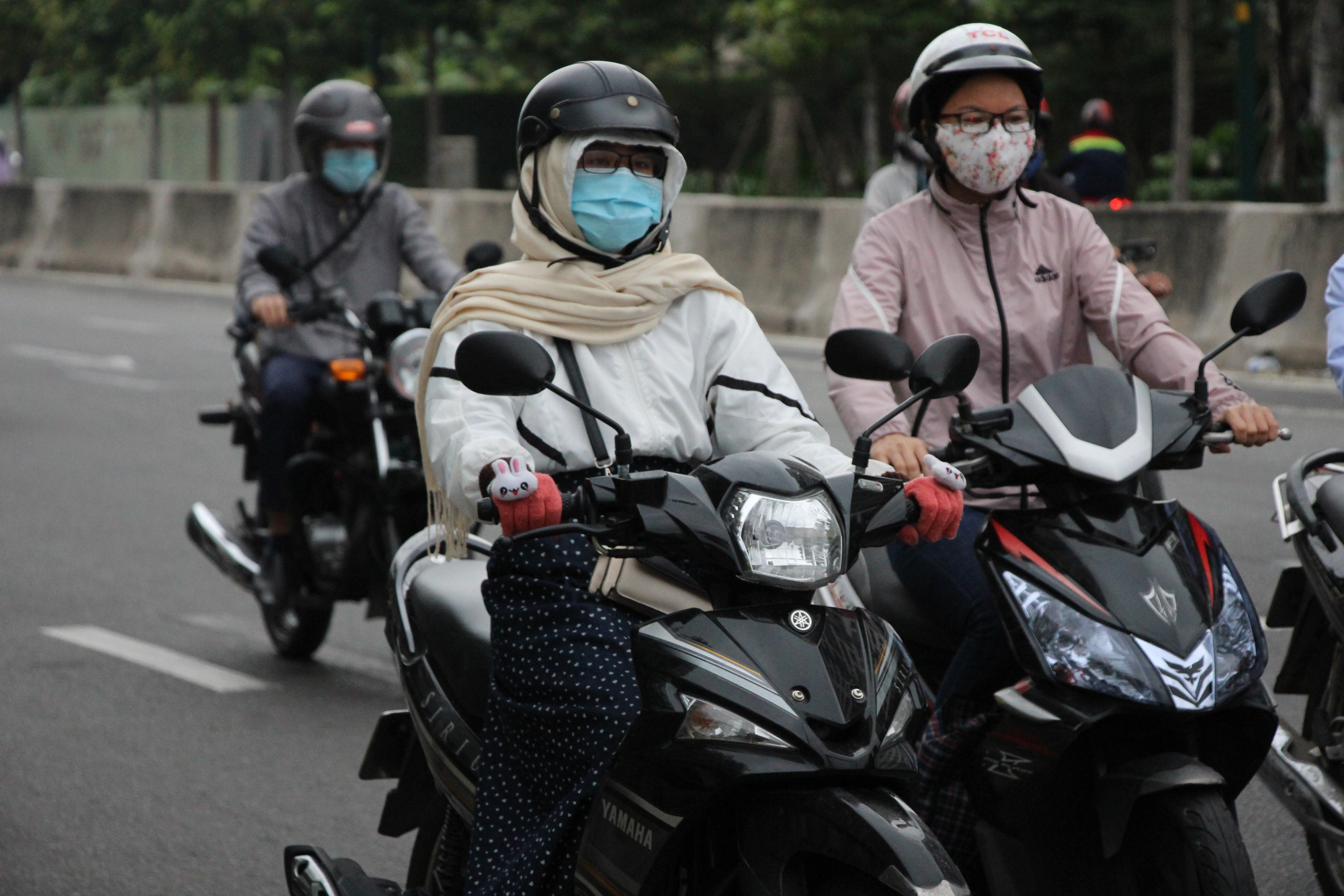 Commuters wear jackets and scarves in Ho Chi Minh City, December 22, 2020. Photo: Kim Ut / Tuoi Tre