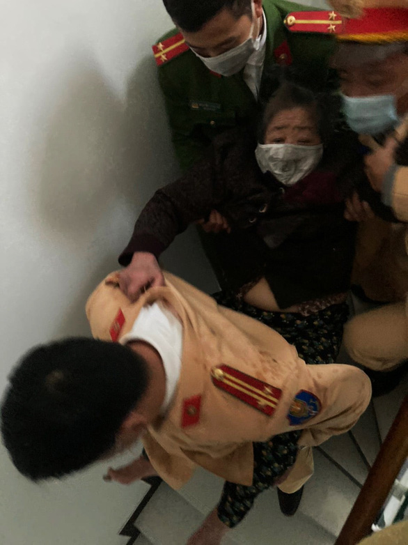 Nguyen Thi Chac is rescued from a burning house in Hong Bang District, Hai Phong City, Vietnam, December 21, 2020. Photo: D.Duong / Tuoi Tre