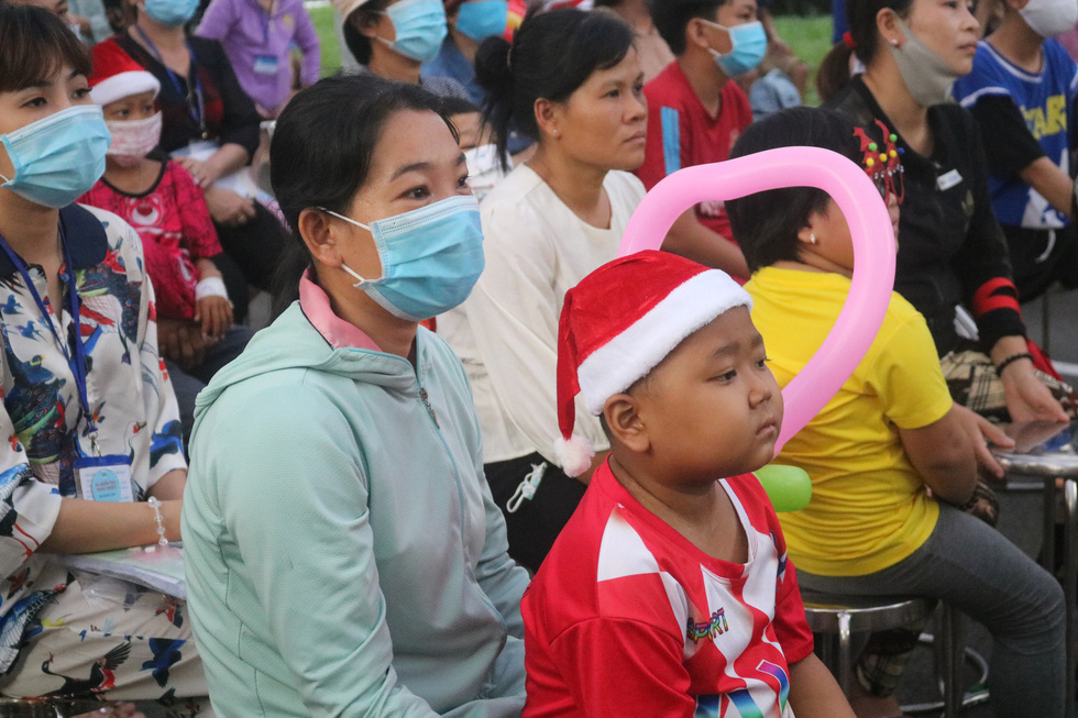 Child inpatients watch performances on the celebration of Christmas at Ho Chi Minh City Oncology Hospital, December 24, 2020. Photo: Thu Hien / Tuoi Tre