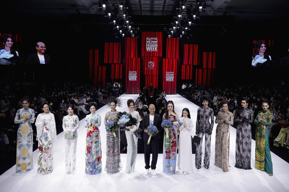 Fashion designer Bao Bao (center) poses for a photo with celebrities donning Vietnam's traditional 'ao dai' from his new collection at the Aquafina Vietnam International Fashion Week in Ho Chi Minh City, December 5, 2020. Photo: Kieng Can / Tuoi Tre