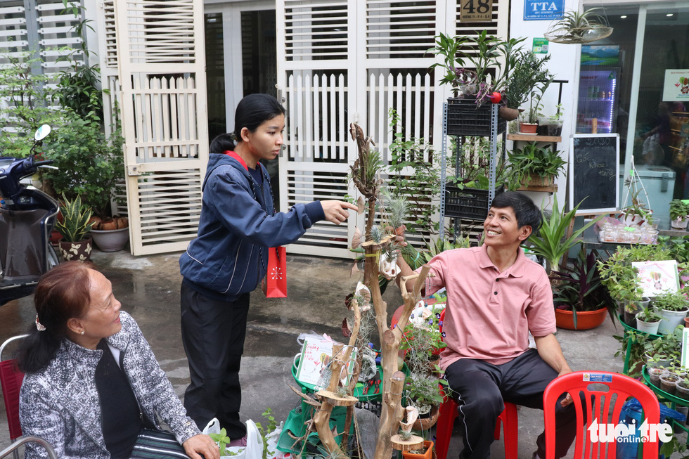 Trees with meticulous presentations attract plant lovers’ attention. Photo: Huu Huong / Tuoi Tre