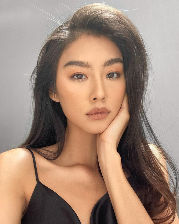 Thao Nhi Le’s alluring photo from a makeup photo shoot