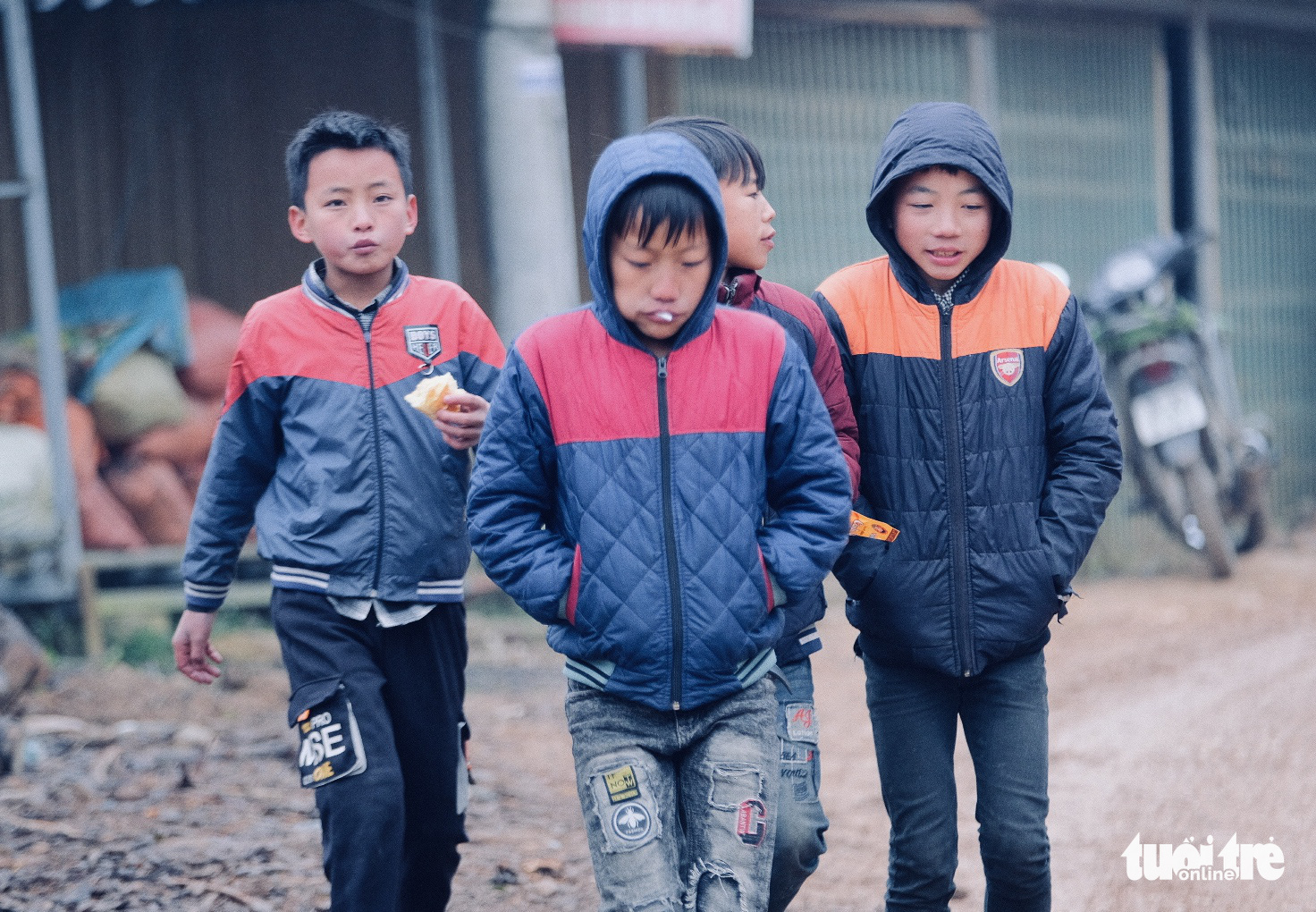 Young children put on warm clothing to protect them from the cold weather in Sa Pa, Lao Cai Province, Vietnam, December 31, 2020. Photo: Nam Tran / Tuoi Tre