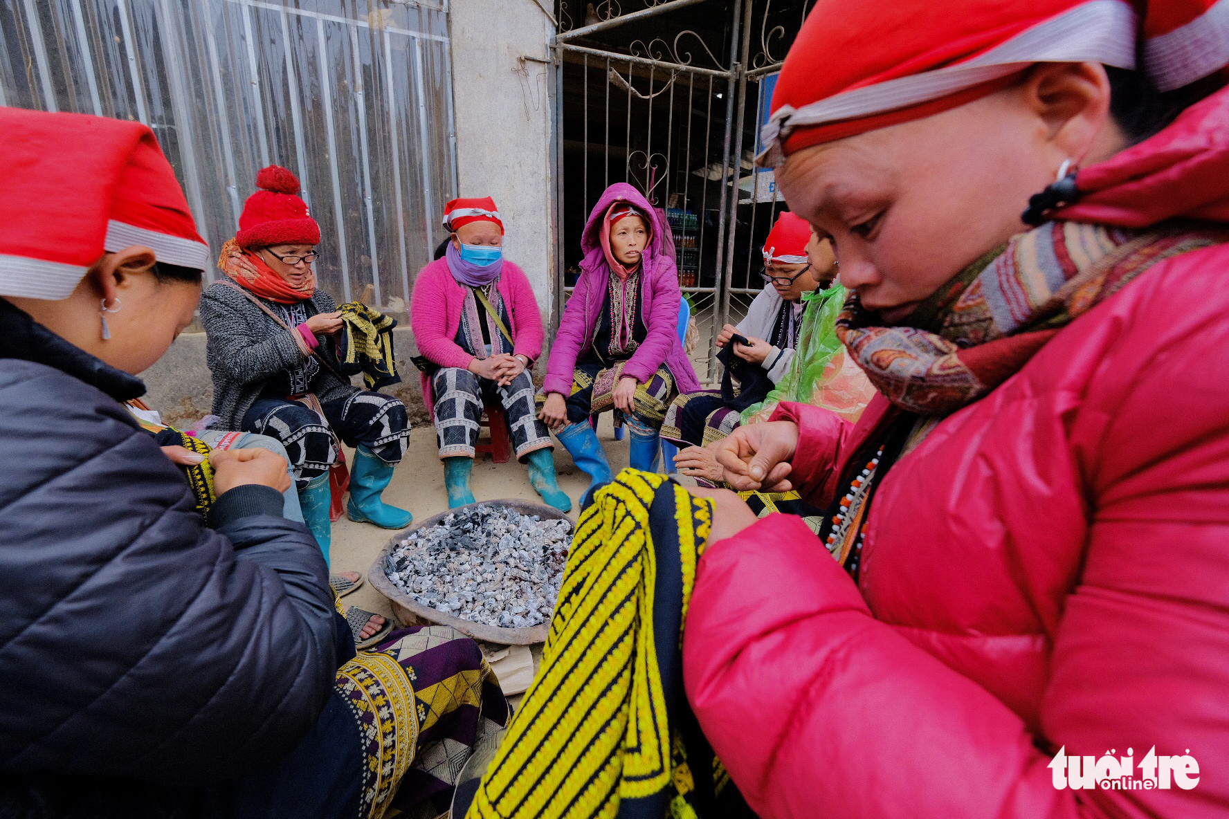 Women do embroidery by a coal stove in Sa Pa, Lao Cai Province, Vietnam, December 31, 2020. Photo: Nam Tran / Tuoi Tre