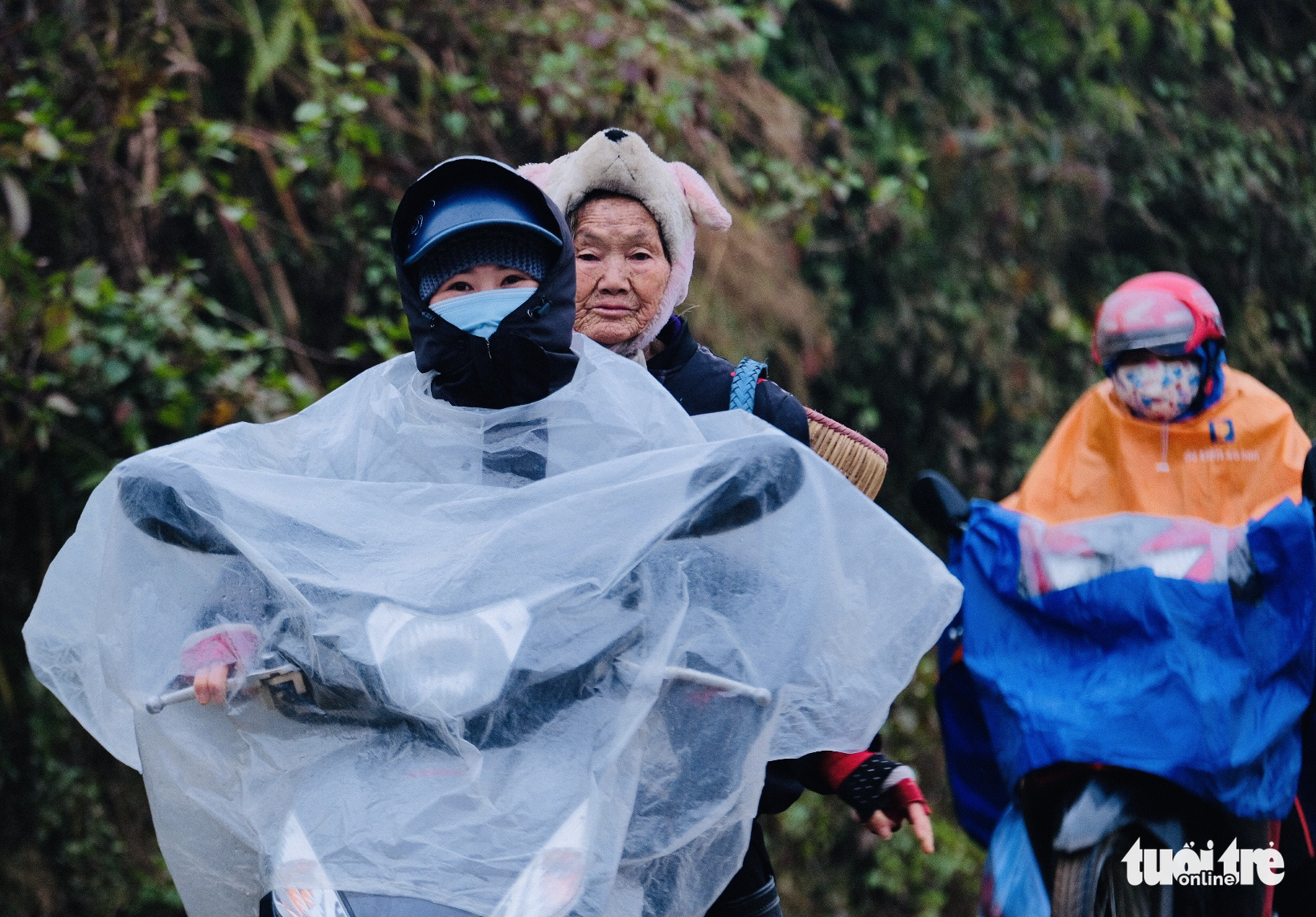 Commuters put on raincoats to keep themselves warm in Sa Pa, Lao Cai Province, Vietnam, December 31, 2020. Photo: Nam Tran / Tuoi Tre