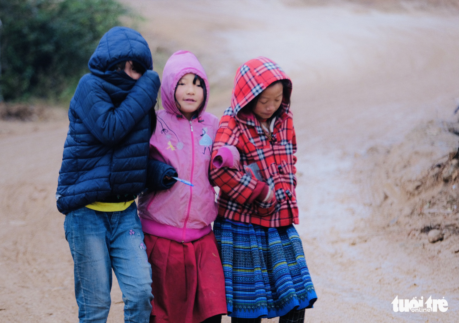 Young children put on warm clothing to protect them from the cold weather in Sa Pa, Lao Cai Province, Vietnam, December 31, 2020. Photo: Nam Tran / Tuoi Tre