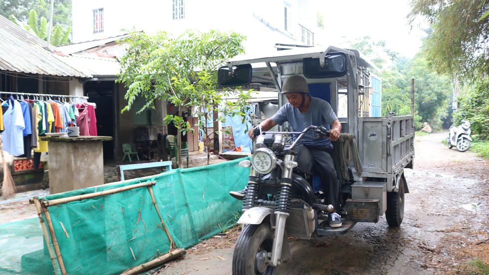 “Uncle Duc” travels to help a student living in Thu Duc District. Photo: Hoang An / Tuoi Tre