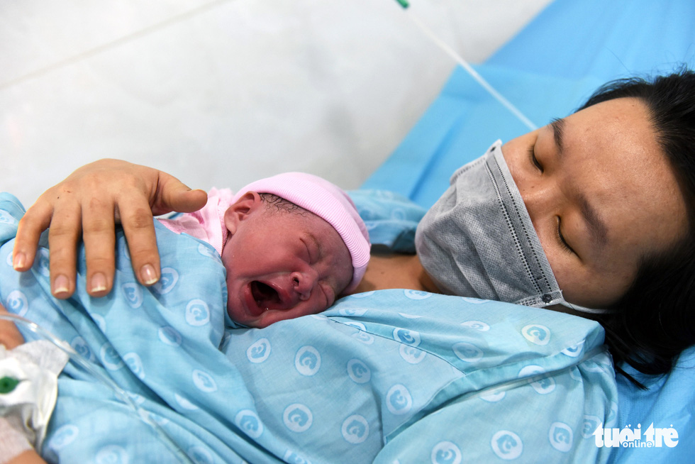 A mother hugs her baby born in Ho Chi Minh City on January 1, 2021. Photo: Duyen Phan / Tuoi Tre
