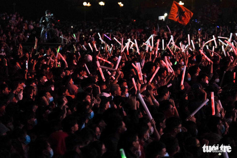 Crowd enjoys a countdown party show at September 2 Square in Da Nang City, December 31, 2020. Photo: Tan Luc / Tuoi Tre