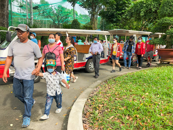 People visit the Saigon Zoo and Botanical Gardens in District 1, Ho Chi Minh City, January 1, 2021. Photo: Chau Tuan / Tuoi Tre