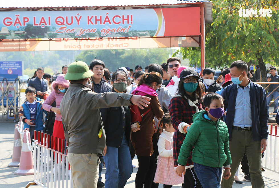 Visitors queue at the entrance to a market fair in the Culture-Tourism Village for Vietnamese Ethnic Groups in Hanoi, January 2, 2021. Photo: H.Q. / Tuoi Tre
