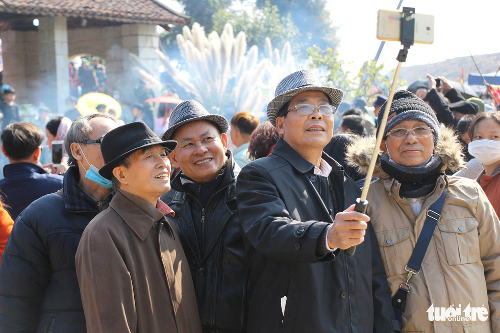 A group of visitors pose for a photo at a market fair in the Culture-Tourism Village for Vietnamese Ethnic Groups in Hanoi, January 2, 2021. Photo: H.Q. / Tuoi Tre
