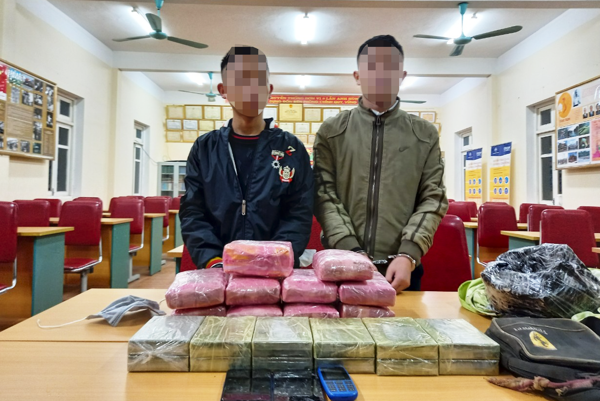 High school students nabbed for transporting heroin in north-central Vietnam